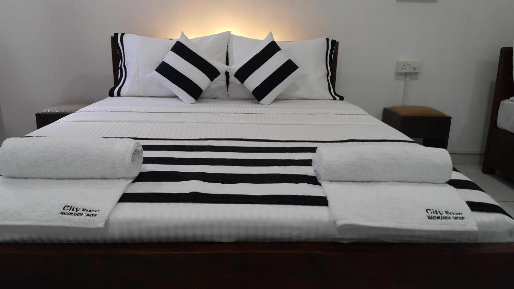 Aura City Hostel Anuradhapura Bagian luar foto