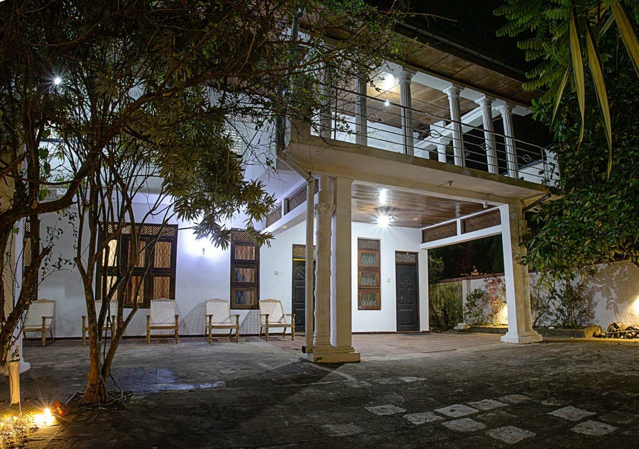 Aura City Hostel Anuradhapura Bagian luar foto